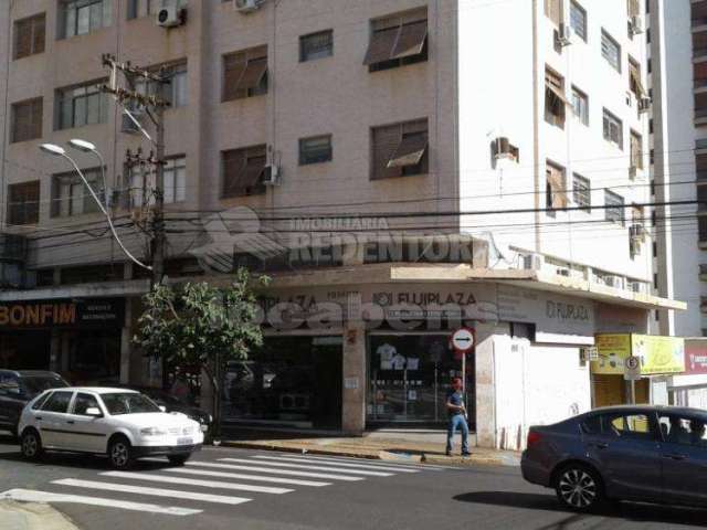 CENTRO - ESQUINA COM RUA SIQUEIRA CAMPOS - Apto com 2 dorms, armários, sala ampla, salão de festas