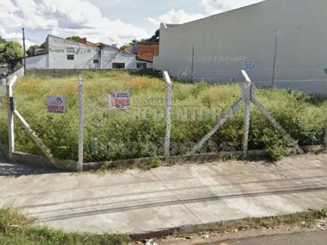 Terreno de esquina no bairro Zé Menino