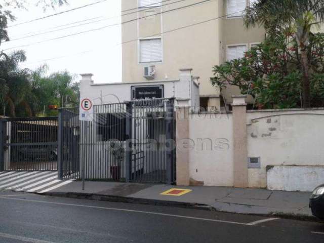 Apto de Cobertura, frente para Represa Municipal, tendo 3 dorms, com 2 vagas, bom para renda já alugado