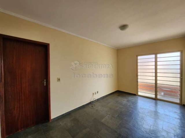 Apartamento de 02 dormitórios com armários localizado no Bairro Jardim Residencial Vetorasso.