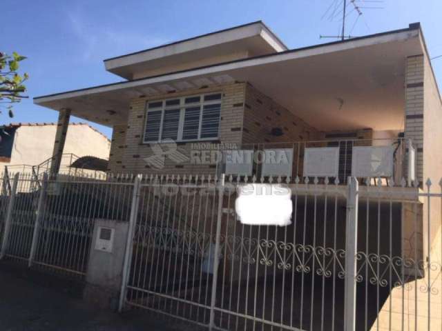 Vende Casa em Avenida Dr.Fernando Costa