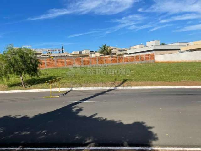 Loteamento Recanto do Lago - terreno de esquina em frente a área de lazer e academia, com caída para frente.