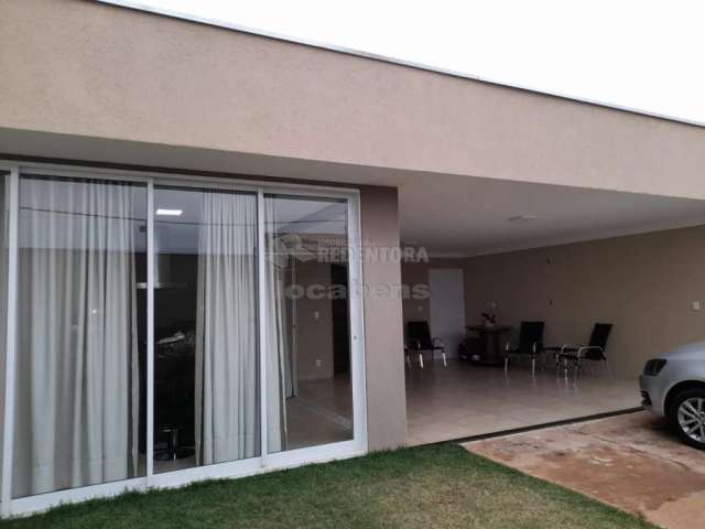 Exclente casa CEDRAL