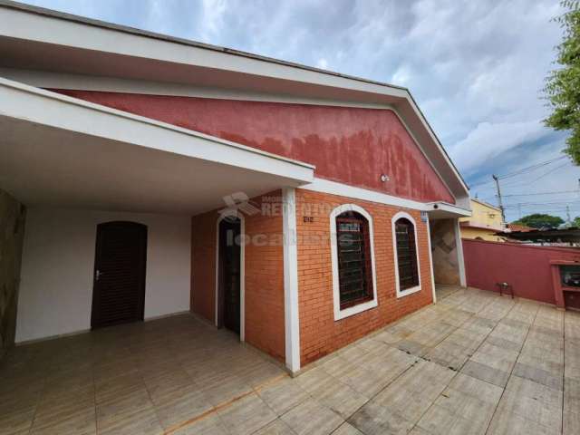 Casa com 03 dormitórios - Vila Santa Cruz