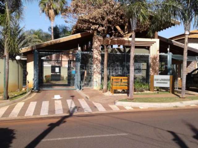 San Lorenzo - casa em bom local do condomínio, tipo sobrado, com 3 dorms, sendo 1 suite.