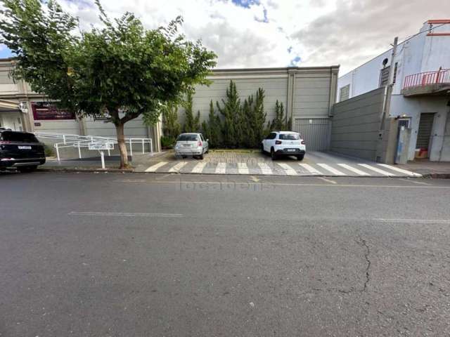 Imóvel comercial na Vila Imperial com 7 salas amplas e 9 vagas de garagem.