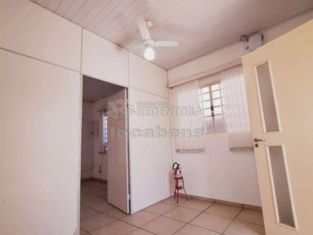 Casa Comercial com 04 salas localizada na Vila Maceno.