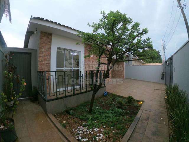 Excelente casa de 03 dormitórios com armários e ar condicionado no bairro Jardim Maria Cândida