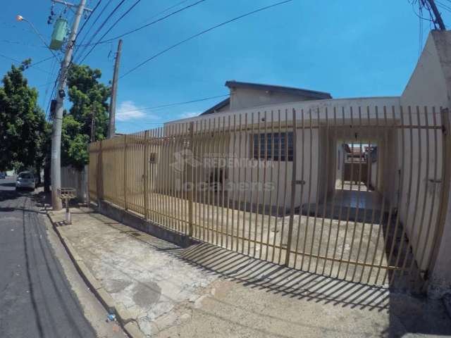 Venda de Casa com Edícula localizada no Bairro Jardim América.