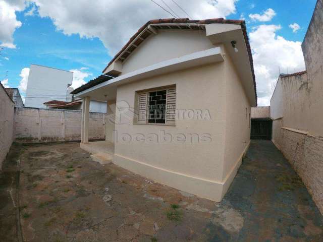 Casa com 02 dormitórios e 01 vaga de garagem no bairro Vila Moreira