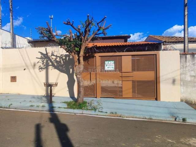 Casa de 02 dormitórios e 04 vagas de garagem no bairro Santa Ana