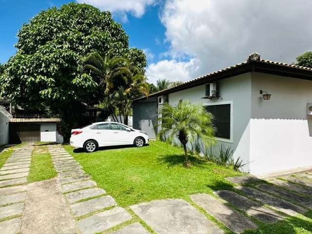 Casa em Buraquinho, 3/4, térrea,  com excelente área externa.