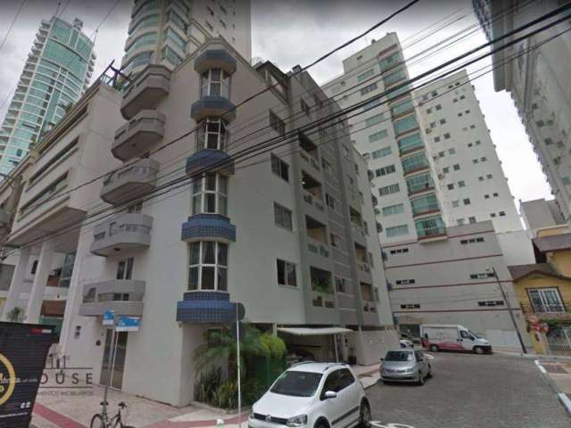 Apartamento duplex mobiliado há 30 metros do mar