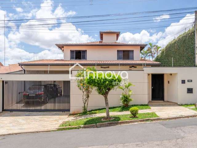 Belo sobrado com sala de tv, piscina aquecida, escritório e aquecimento solar