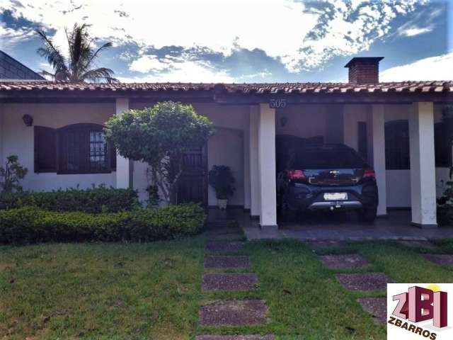 Casa confortável, cozinha com armários planejados, edícula com dorm e wc.