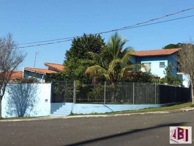 Sobrado de esquina, 2 suites, 2 salas, ótima construção, local agradável.