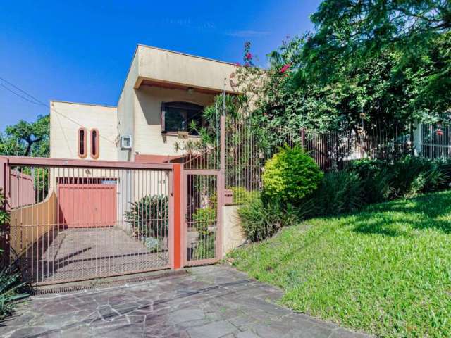 Casa com 3 quartos à venda na Avenida Capivari, 165, Cristal, Porto Alegre por R$ 1.050.000