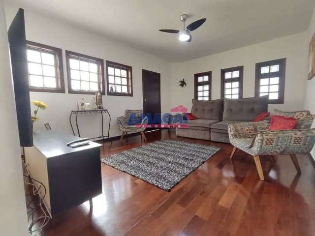 Casa com 2 quartos à venda no Jardim Bela Vista, Jacareí  por R$ 450.000