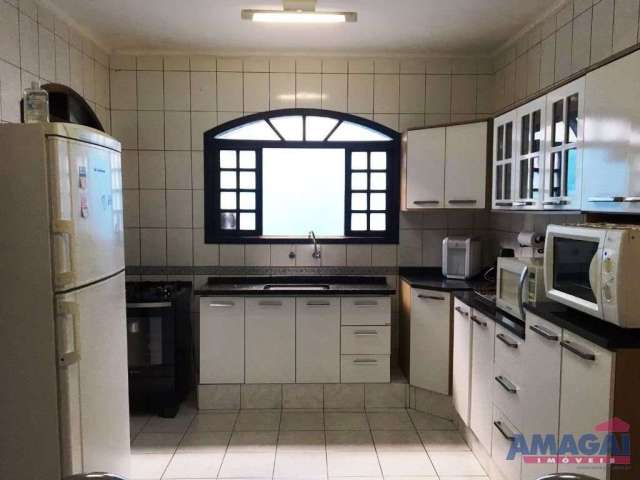 Casa com 4 quartos à venda no Parque dos Príncipes, Jacareí  por R$ 425.000