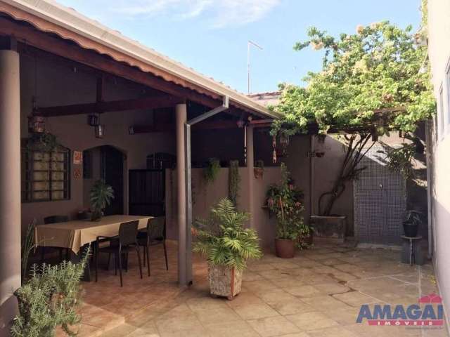 Casa com 3 quartos à venda no Bosque dos Eucaliptos, São José dos Campos  por R$ 690.000