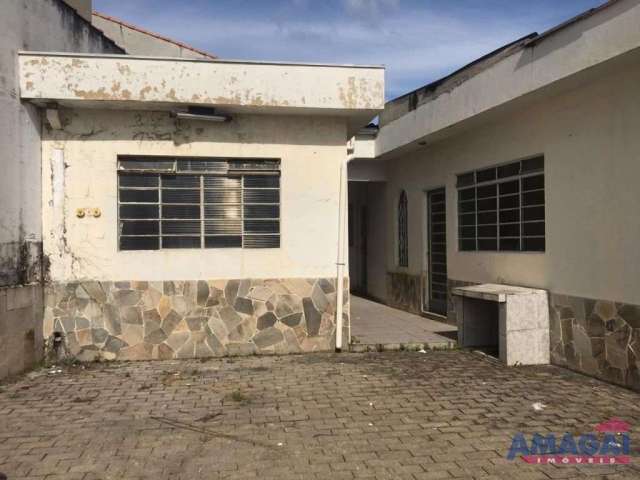 Casa com 3 quartos à venda no Centro, Jacareí  por R$ 700.000