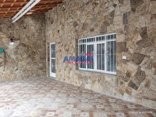 Casa com 2 quartos à venda na Vila Martinez, Jacareí  por R$ 365.000