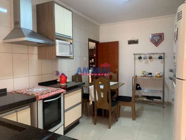 Casa com 3 quartos à venda no Centro, Jacareí  por R$ 695.000