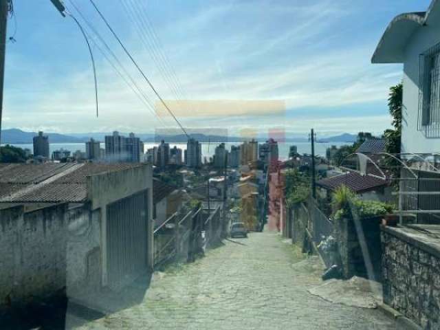 Casa com 2 quartos à venda na Rua Antônio Eleutério Vieira, 610, Agronômica, Florianópolis por R$ 395.000