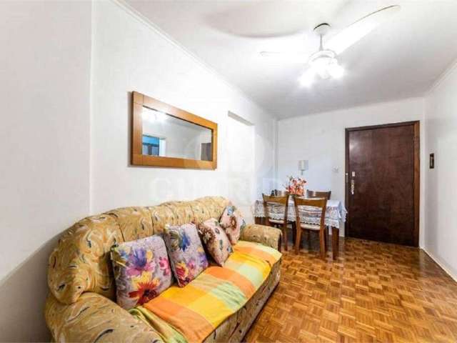 Vende excelente apartamento 2 dormitórios com garagem no Centro de Porto Alegre.