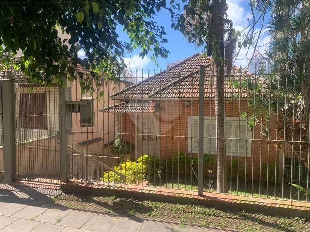 Casa com 3 dormitórios na Rua Roque Calage