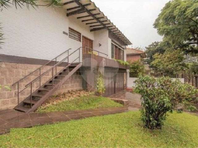 Ampla casa na Chácara das Pedras com piscina.