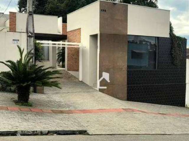 Casa com sala comercial no centro