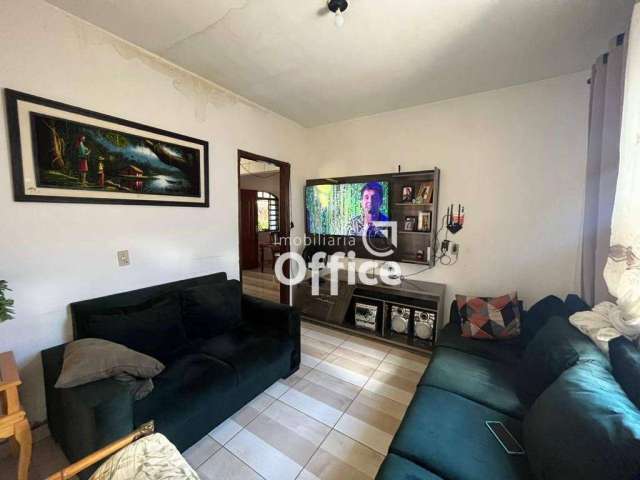 Casa com 4 Quartos à venda, 239 m² por R$ 500.000