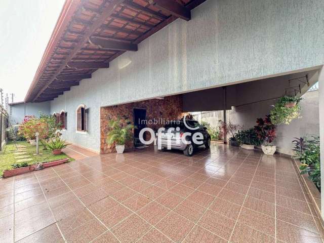 Casa com 3 quartos à venda, 219 m² por R$ 900.000 - Vila Santa Maria de Nazareth - Anápolis/GO