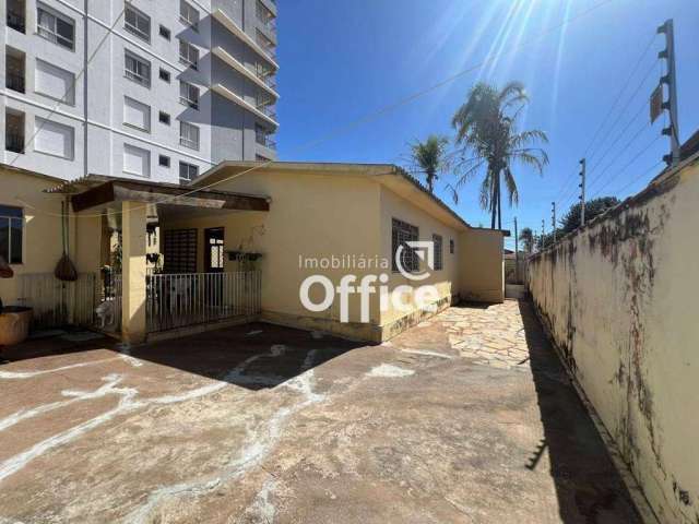 Casa no bairro Jundíai c/490m² de área. E 110m² de área construída. Excelente Localização, Próximo ao SESC. Com Potencial para residencial e comercial