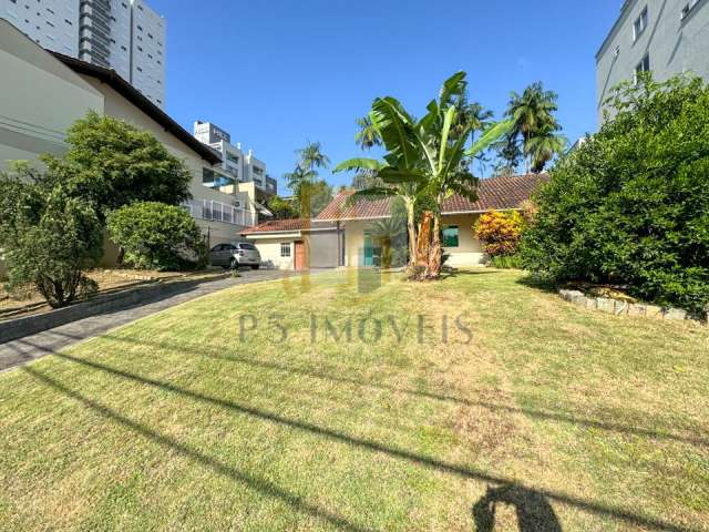 Casa com 3 quartos sendo 1 suíte, no bairro Escola agrícola.