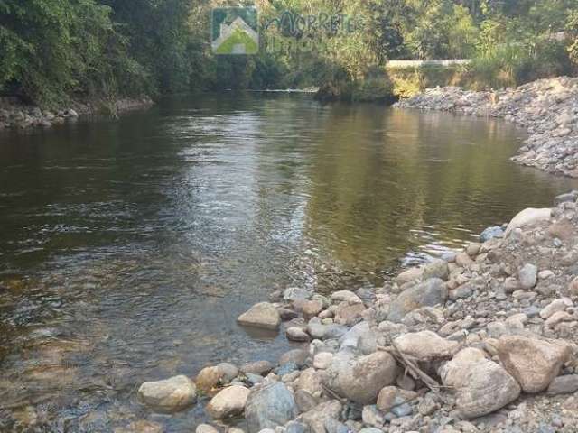 Terreno de frete para o rio