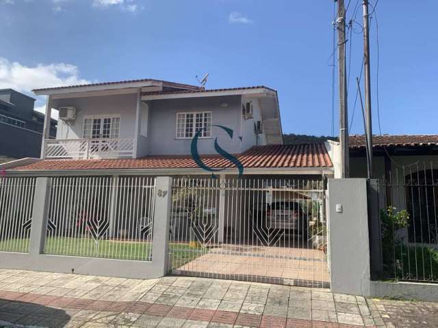 Cs vende casa com 3 dormitórios e piscina no bairro carvalho