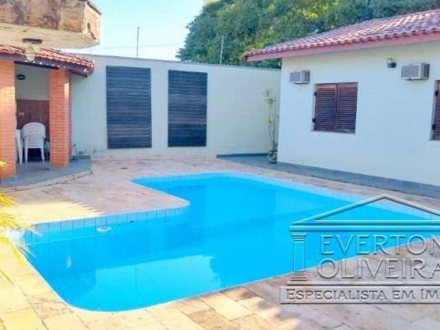 Casa com 3 quartos à venda no Jardim Siesta, Jacareí  por R$ 1.200.000