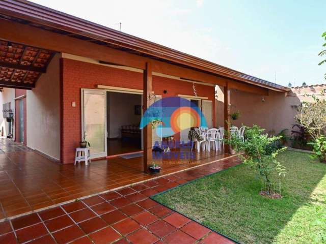 A Angelo Imóveis apresenta esta Casa, 200m da praia,  por R$ 750.000, com 3 dormitórios, 1 suíte com closet, sala 2 ambientes, garagem para 5 carros.