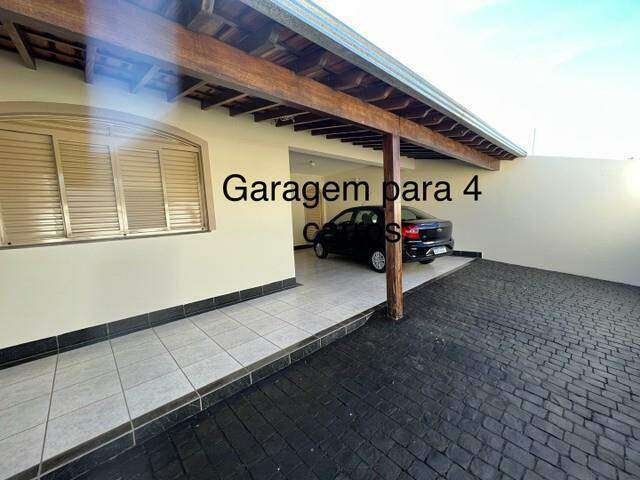 Casa à venda, 3 quartos, 1 suíte, 4 vagas, UMUARAMA - Uberlândia/MG