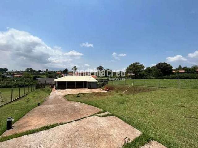 Casa à venda no Condomínio Estância Cabral, Cambé-PR: 136m² de construção, 1 suíte, cozinha com ilh