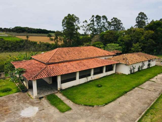 Chácara de 4.700 m² com água nos fundos.