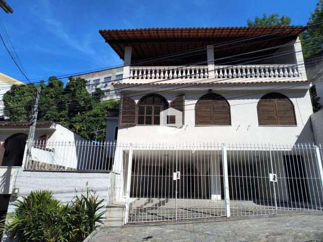 Casa no Fonseca em condomínio fechado.