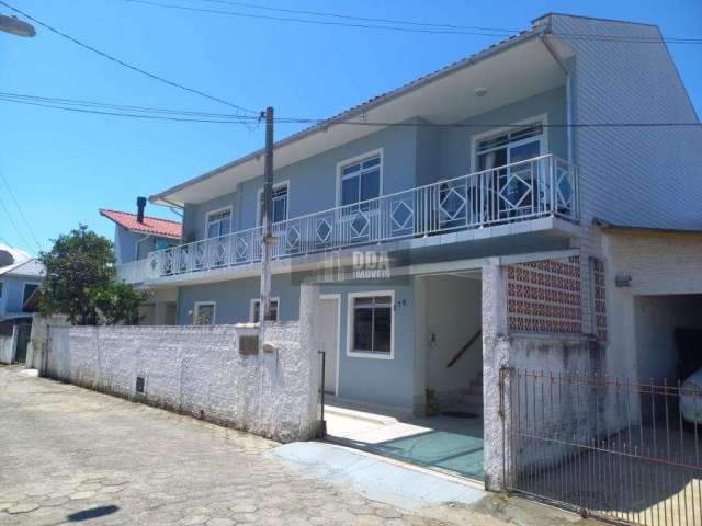 Casa na Fazenda , São José, sendo 2 aptos de 3 dorm c/ suite .