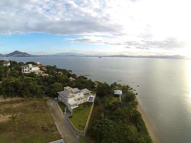 Terreno em magnífico condomínio frente ao mar em Cacupé.