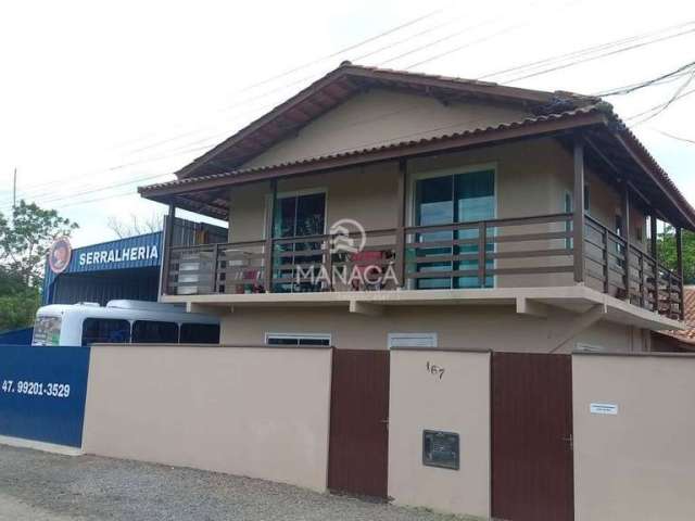 Imóvel com 3 casas e um galpão a venda em Piçarras.