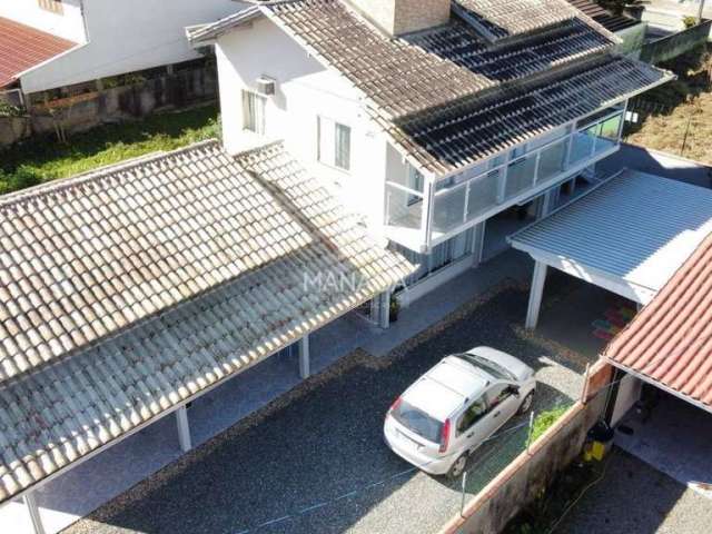 Casa com 2 pisos sendo 3 quartos em baixo e 2 quartos em cima, escada separada, 600 metros da praia