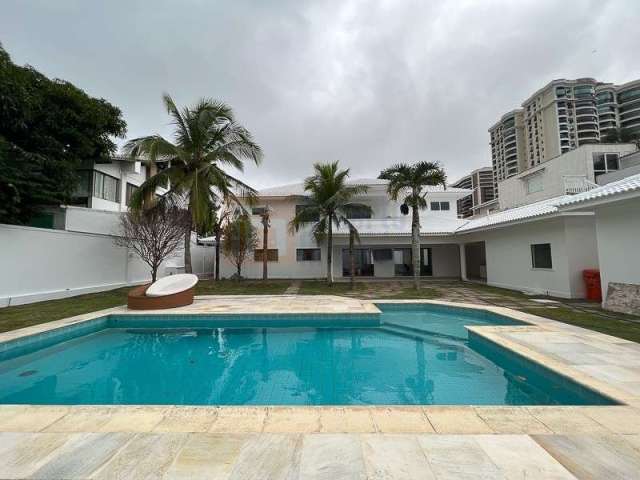 Excelente Casa à Venda ou Locação Condomínio Malibu Barra da Tijuca com 970m² de área útil com 4 Suítes sendo 1 Master 3 Vagas de Garagem