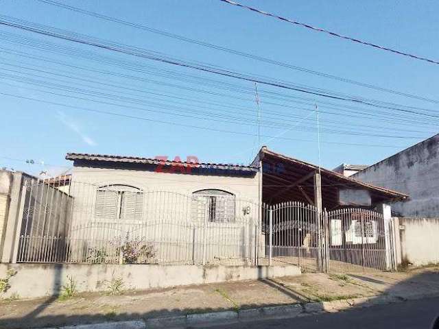 Casa térrea, terreno amplo, 17 metros de testada